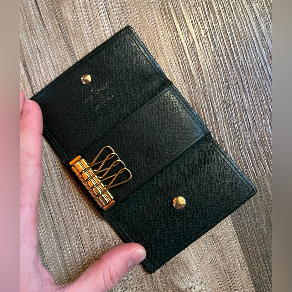 Excellent Condition Louis Vuitton Key Holder